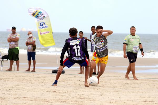 Praia do Futebol: Instituto Areinha conquista torneio de futebol de travinha