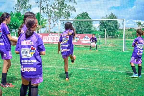 Escolinha Meninas do Futebol destaca importância de unir esporte e educação