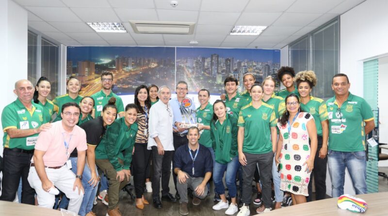 Equatorial Maranhão recebe visita das jogadoras do Sampaio Basquete após serem tricampeãs na Liga Nacional