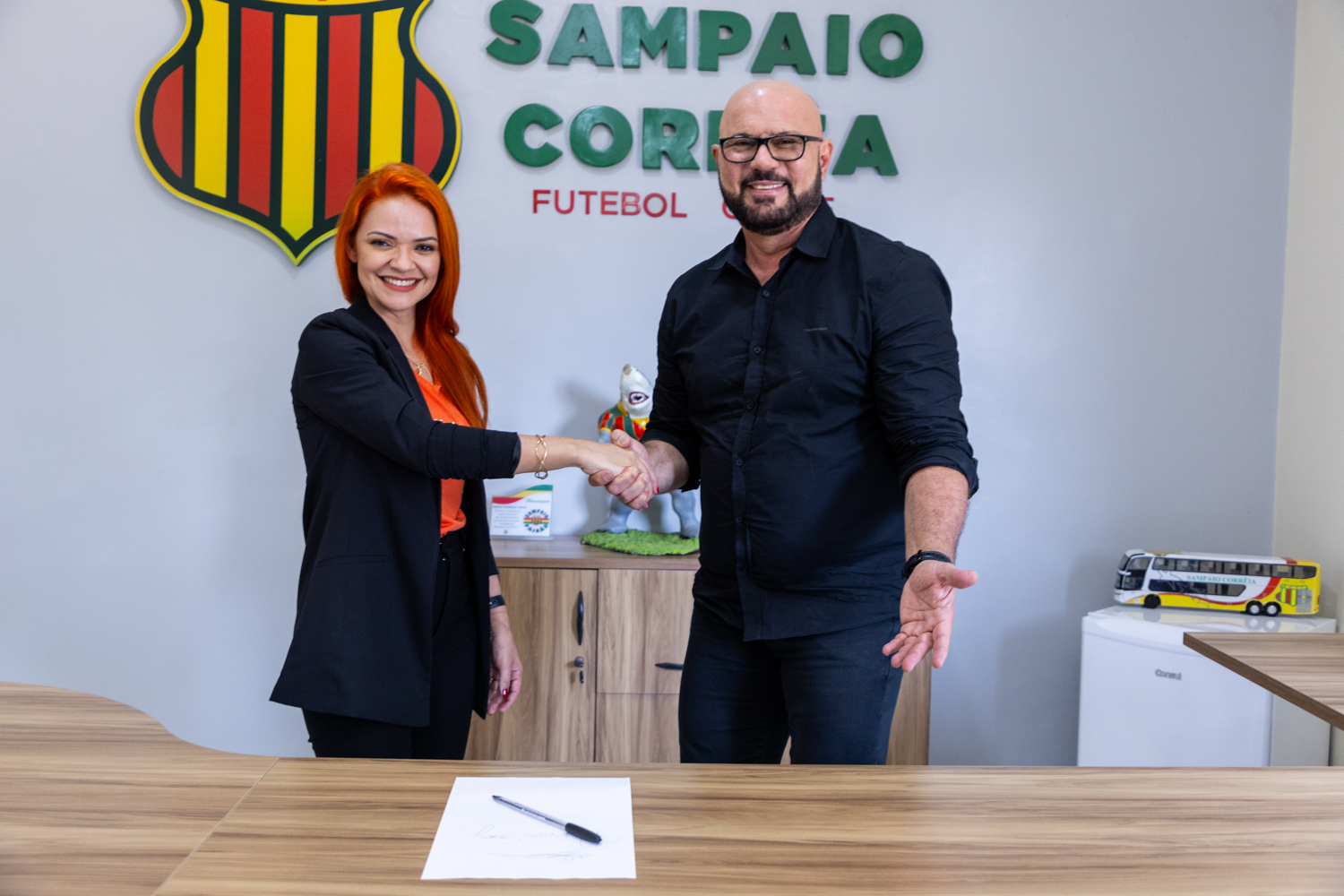 Esporte Clube Vitória fecha patrocínio com site adulto de acompanhantes
